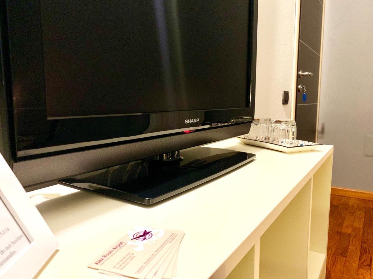 Alex Room Airport Elmas Exterior foto